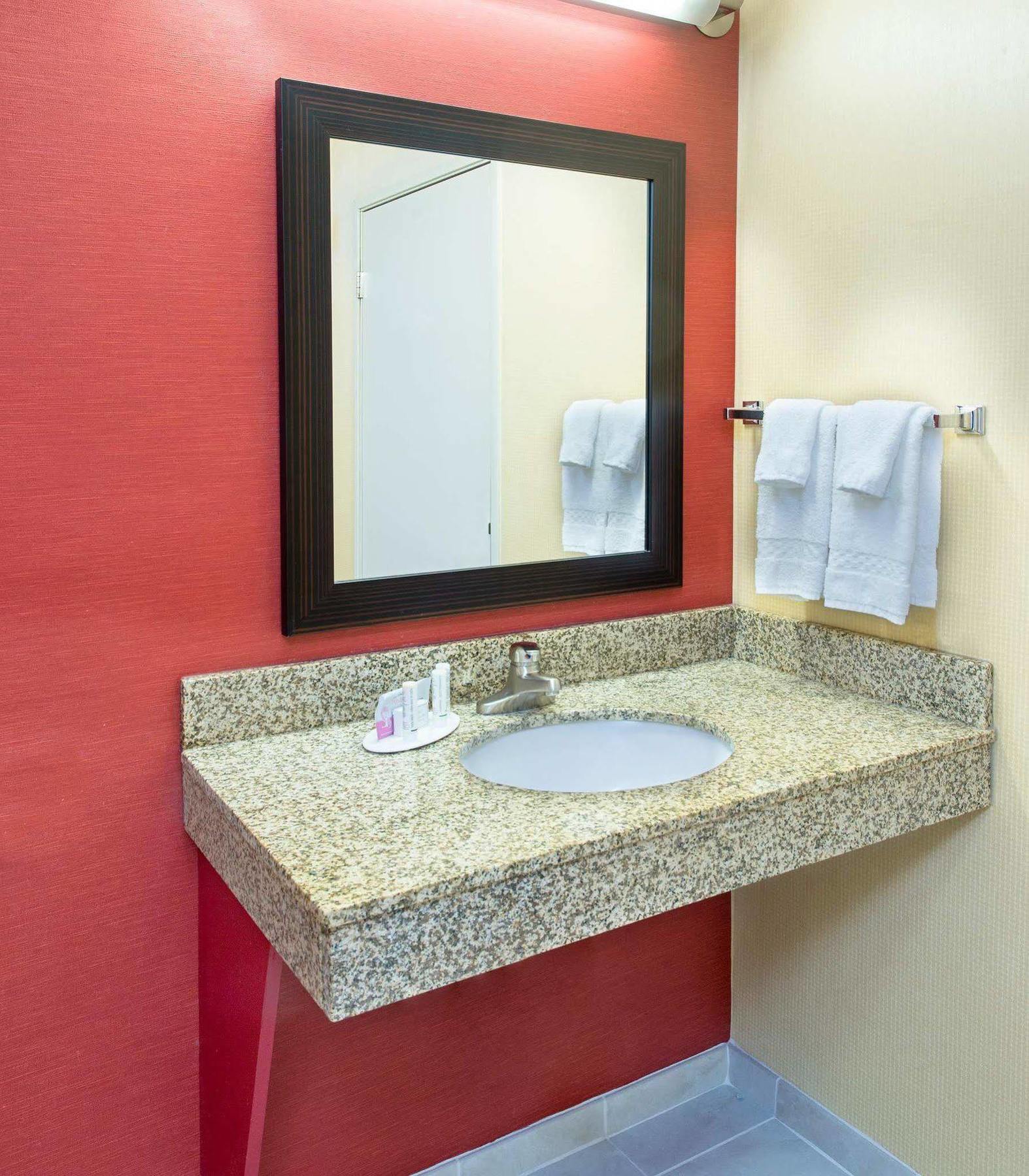 Courtyard By Marriott Pensacola Hotel Ferry Pass Exterior photo